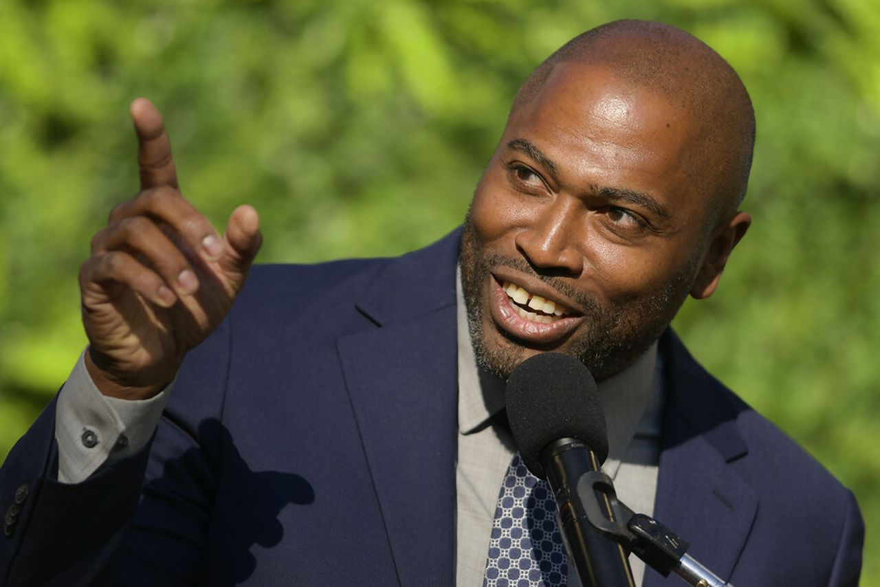 Shaun Alexander on Saban, Brady & why Alabama doesn’t retire numbers