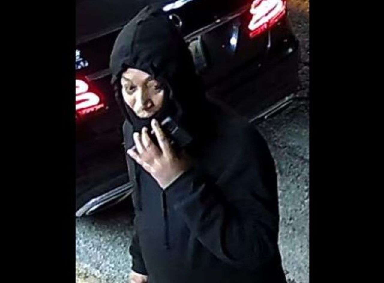 Suspect sought in armed robbery at Birmingham restaurant