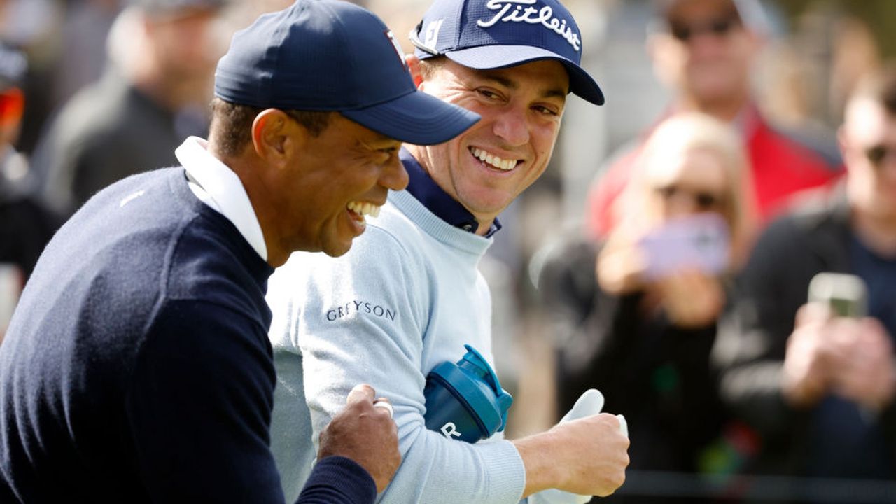 Tiger Woods hands Justin Thomas a tampon during tourney