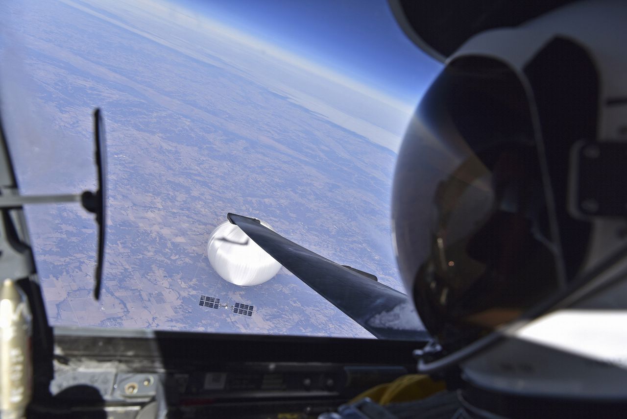 US pilot takes cockpit selfie with Chinese spy balloon