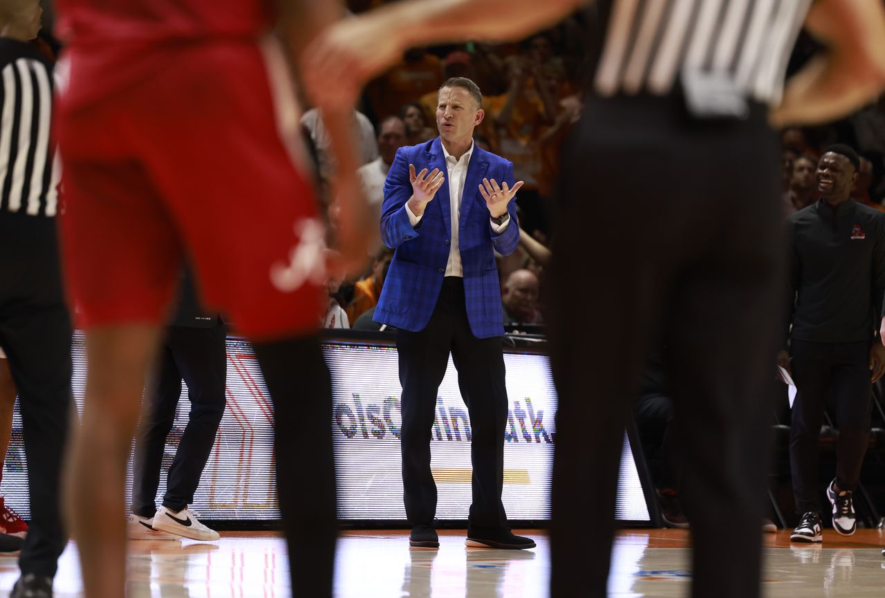 2 Alabama men’s basketball players, coach ejected in OT win over Auburn