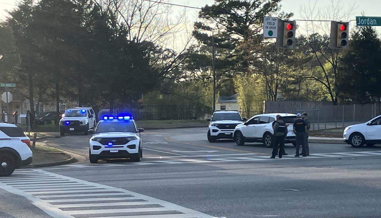 2 Huntsville police officers, citizen reportedly shot