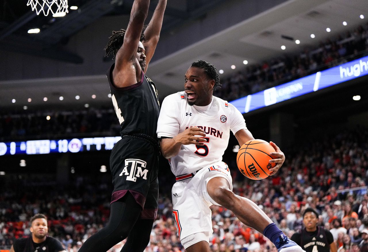 Auburn forward Chris Moore leaves SEC tournament versus Arkansas with injury