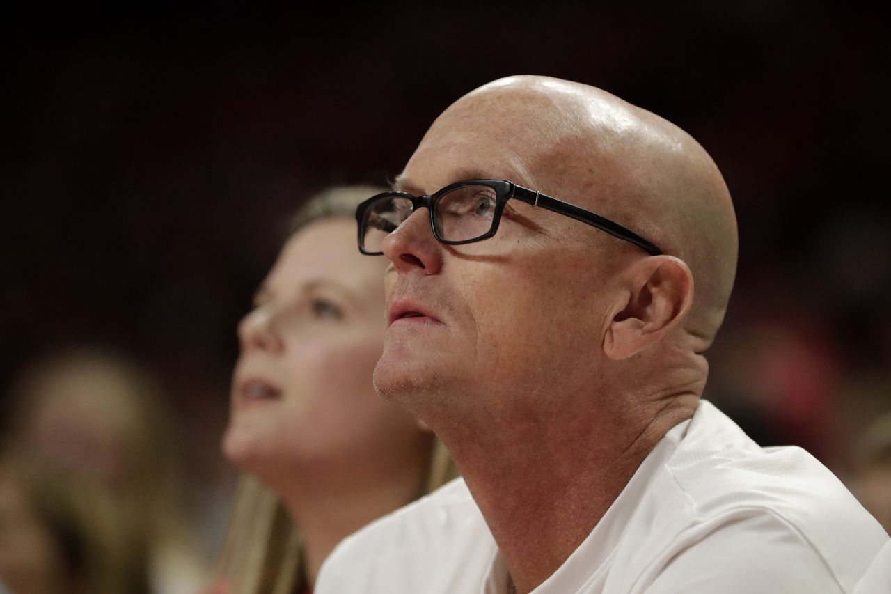 ESPN’s Scott Van Pelt has tough night on ‘SportsCenter,’ calls it ‘bizarre deal’