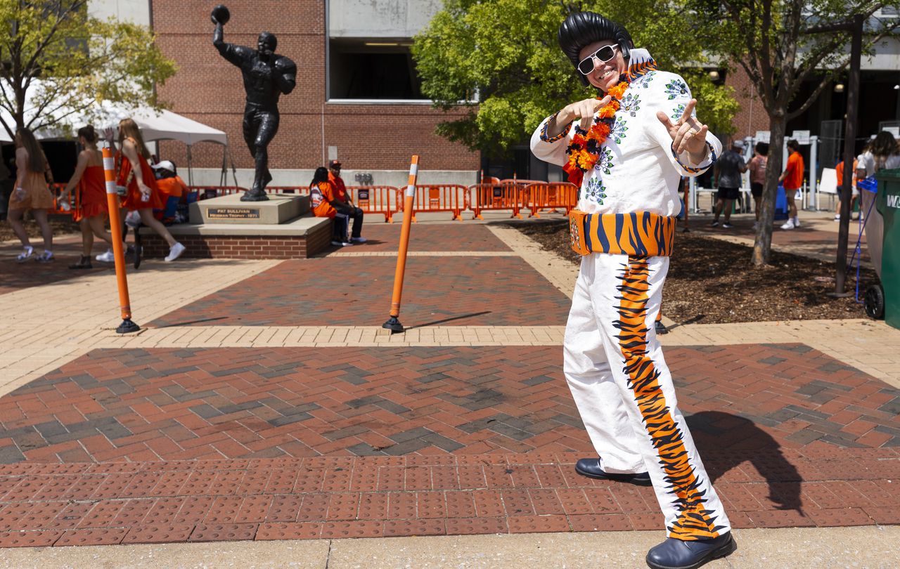 NCAA tourney in Birmingham: Auburn, Iowa Elvis impersonators square off