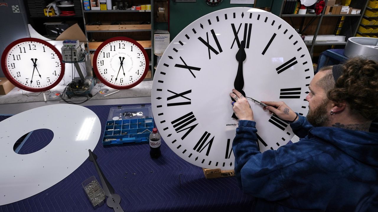 Stop changing clocks, end daylight saving time, sleep experts advise