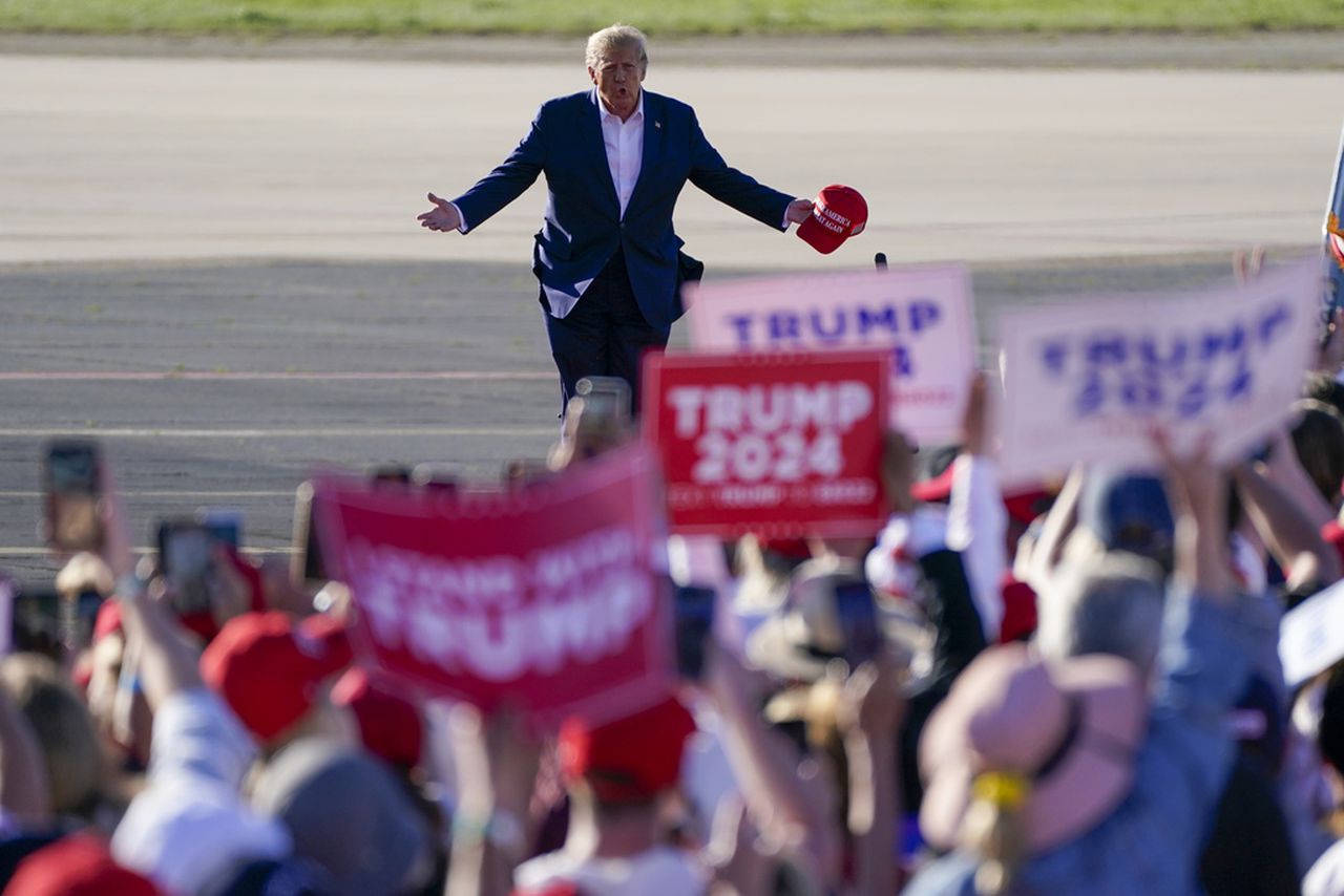 Trump invokes Jan. 6 at Waco rally ahead of possible charges