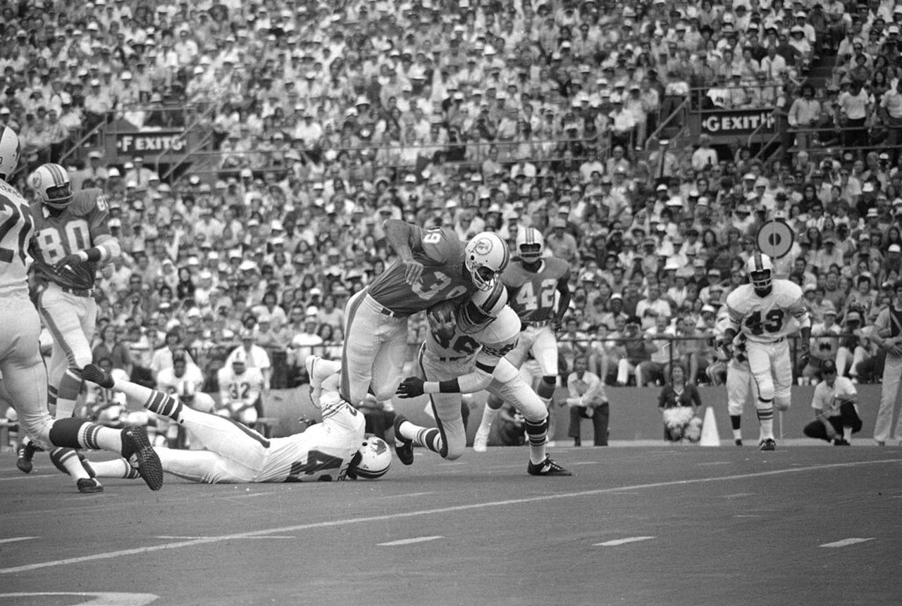 Buffalo Bills linebacker Dave Washington (86) helps bring down Miami Dolphins fullback Larry Csonka