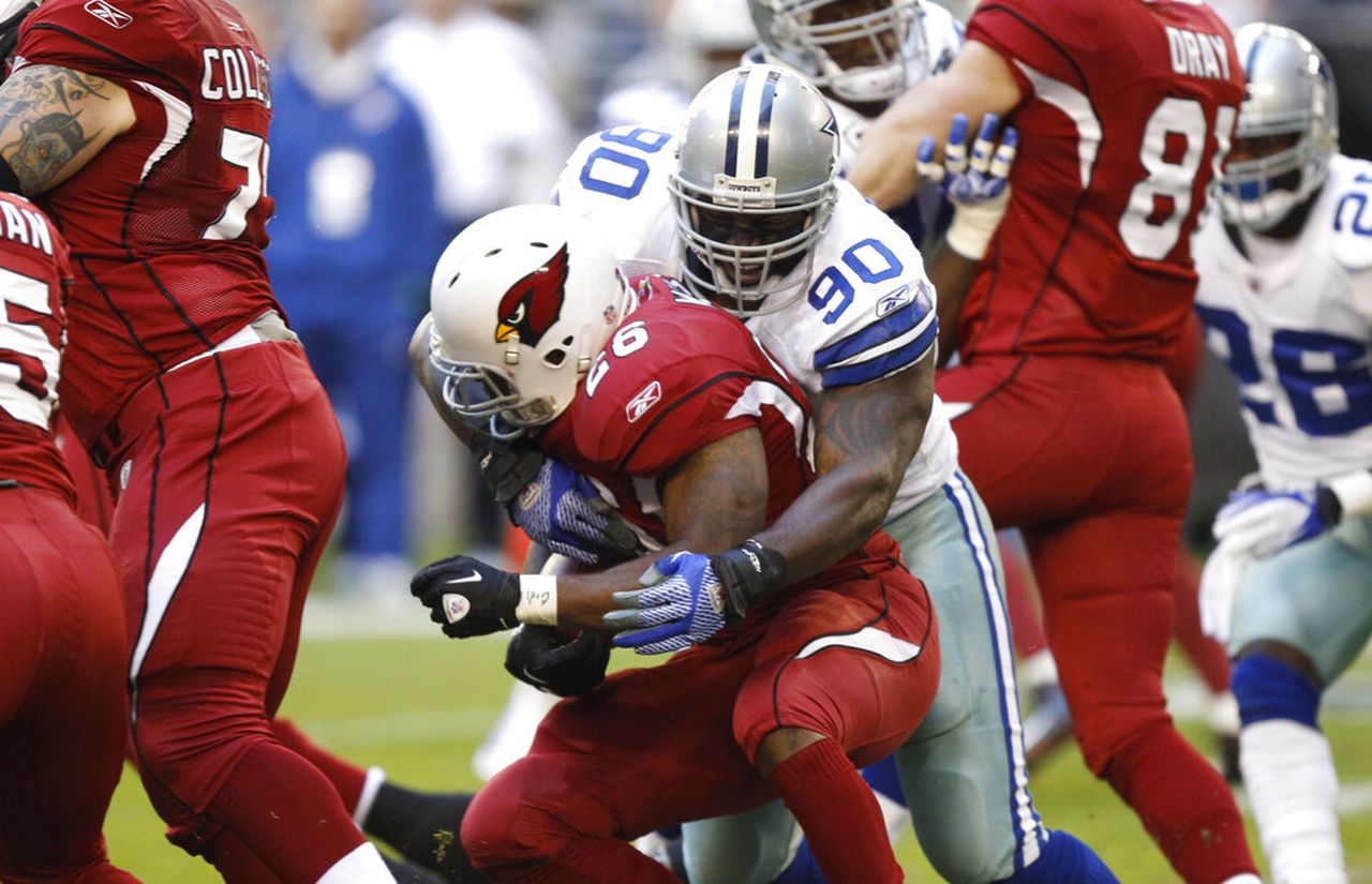 Dallas Cowboys nose tackle Jay Ratliff tackles Arizona Cardinals running back Beanie Wells