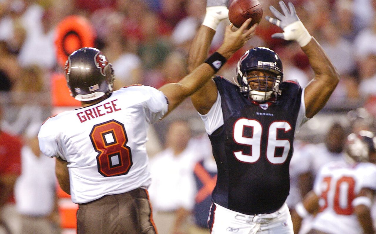 Houston Texans defensive lineman Gary Walker pressures Tampa Bay Buccaneers quarterback Brian Griese