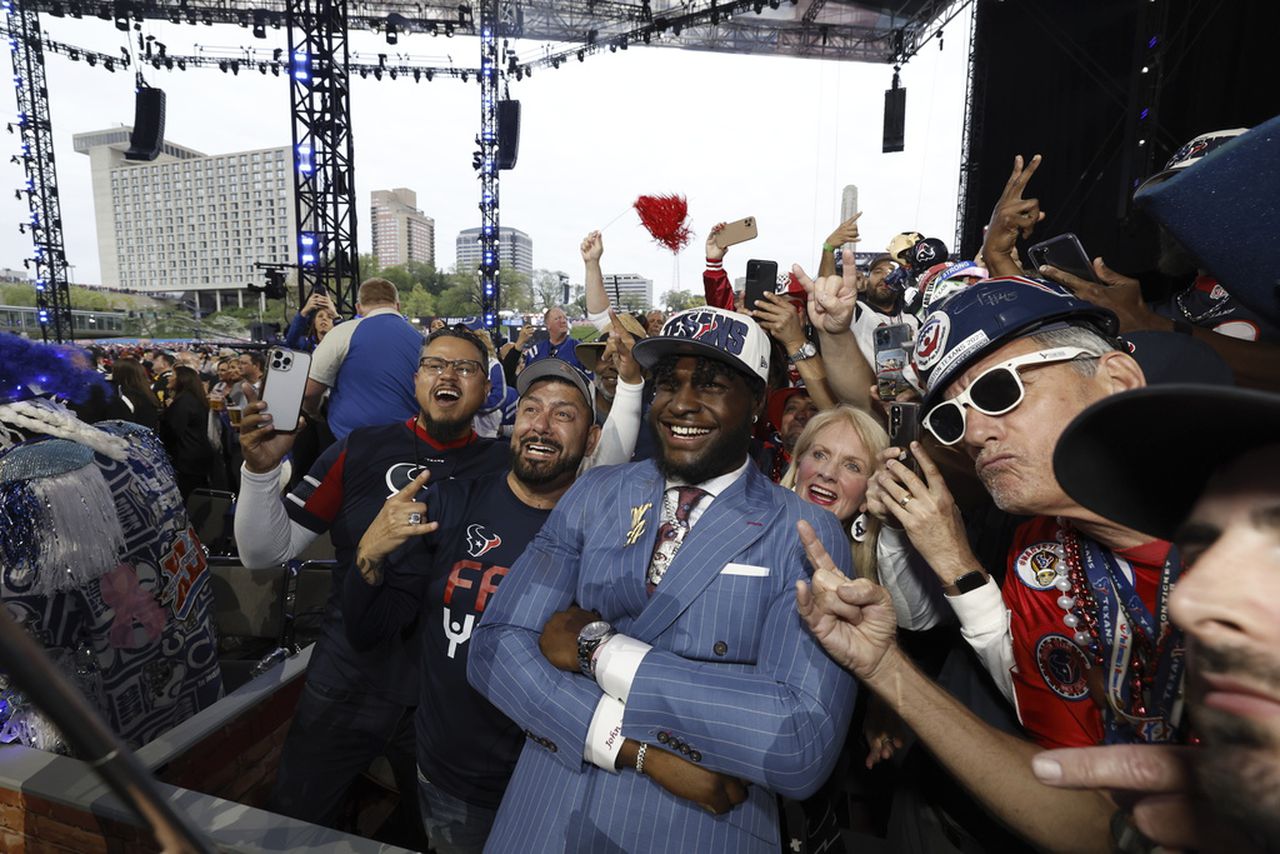 Alabama linebacker Will Anderson Jr. poses with Houston Texans fans