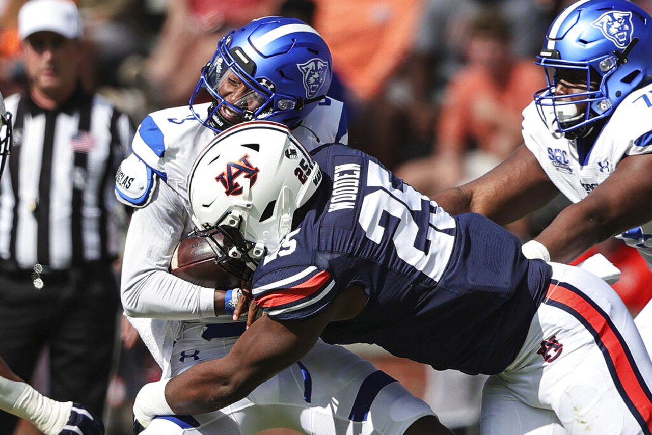 Auburn defensive lineman Colby Wooden sacks Georgia State quarterback Darren Grainger