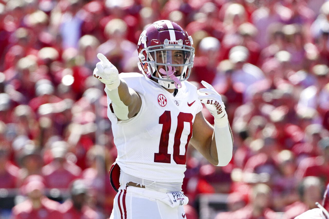 Alabama linebacker Henry To’oTo’o calls defensive signals