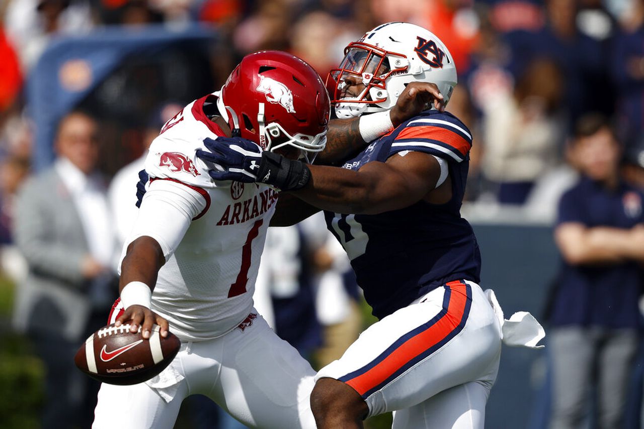 Auburn linebacker Owen Pappoe sacks Arkansas quarterback KJ Jefferson