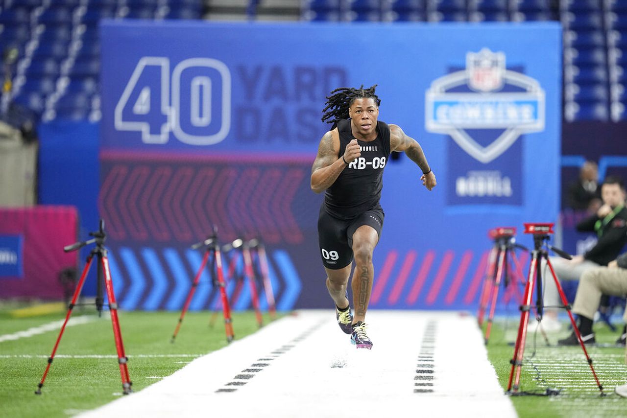 Alabama running back Jahmyr Gibbs runs the 40-yard dash