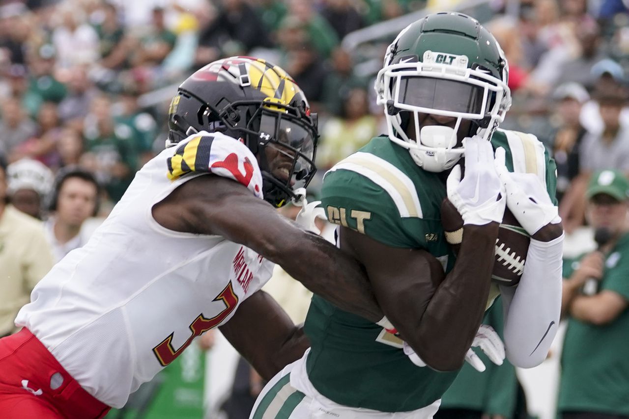 Charlotte wide receiver Grant DuBose catches the football for a touchdown