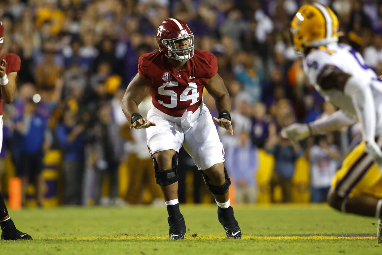 Alabama offensive tackle Tyler Steen plays against LSU