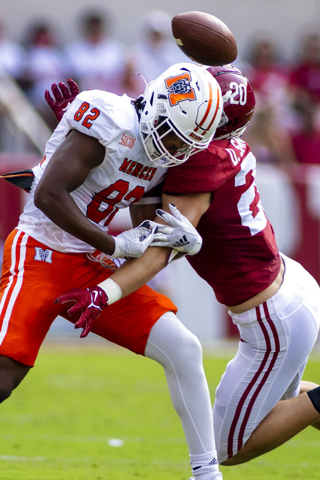 Alabama linebacker Drew Sanders breaks up a pass