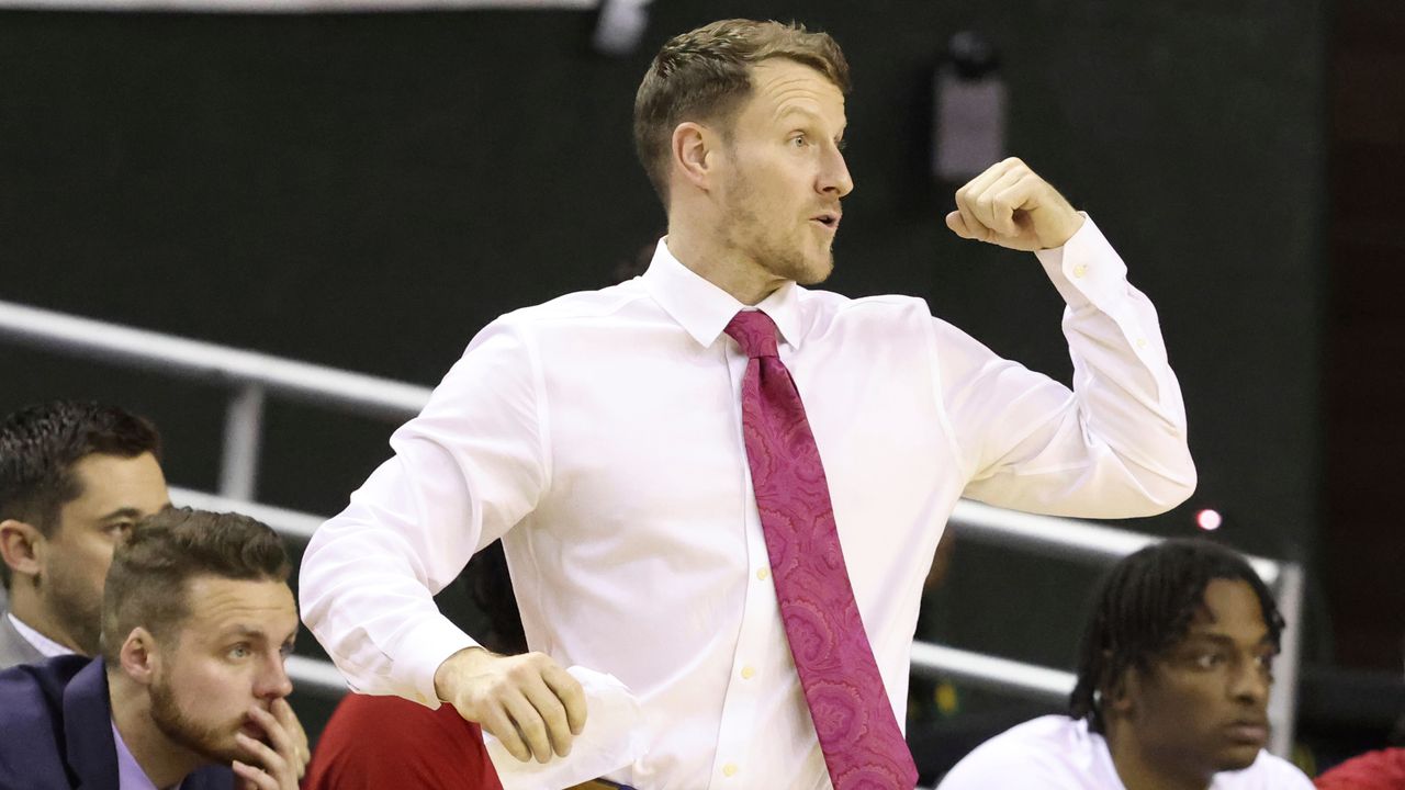 Alabama's Nate Oats officially hires Austin Claunch as first new assistant coach