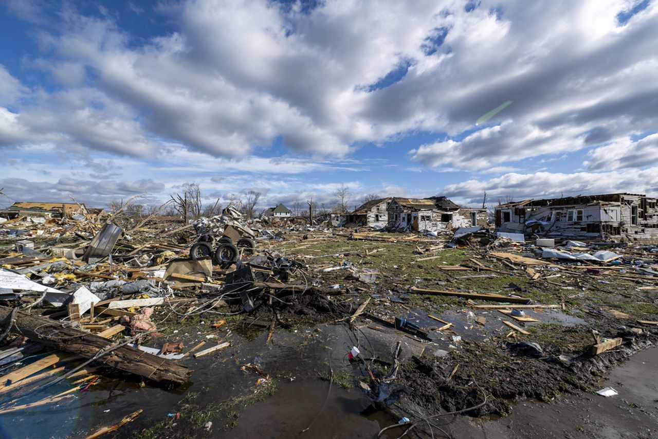 At least 18 dead after tornadoes rake US Midwest, South