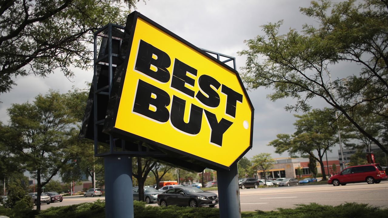 Best Buy to lay off hundreds