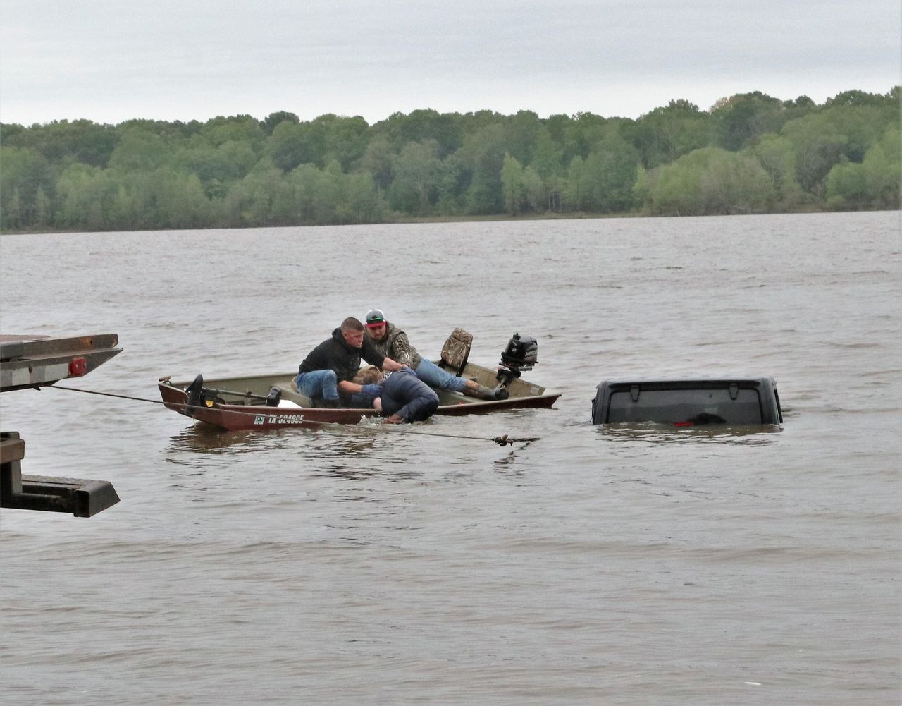 Fisherman finds woman alive in Jeep submerged in Texas lake