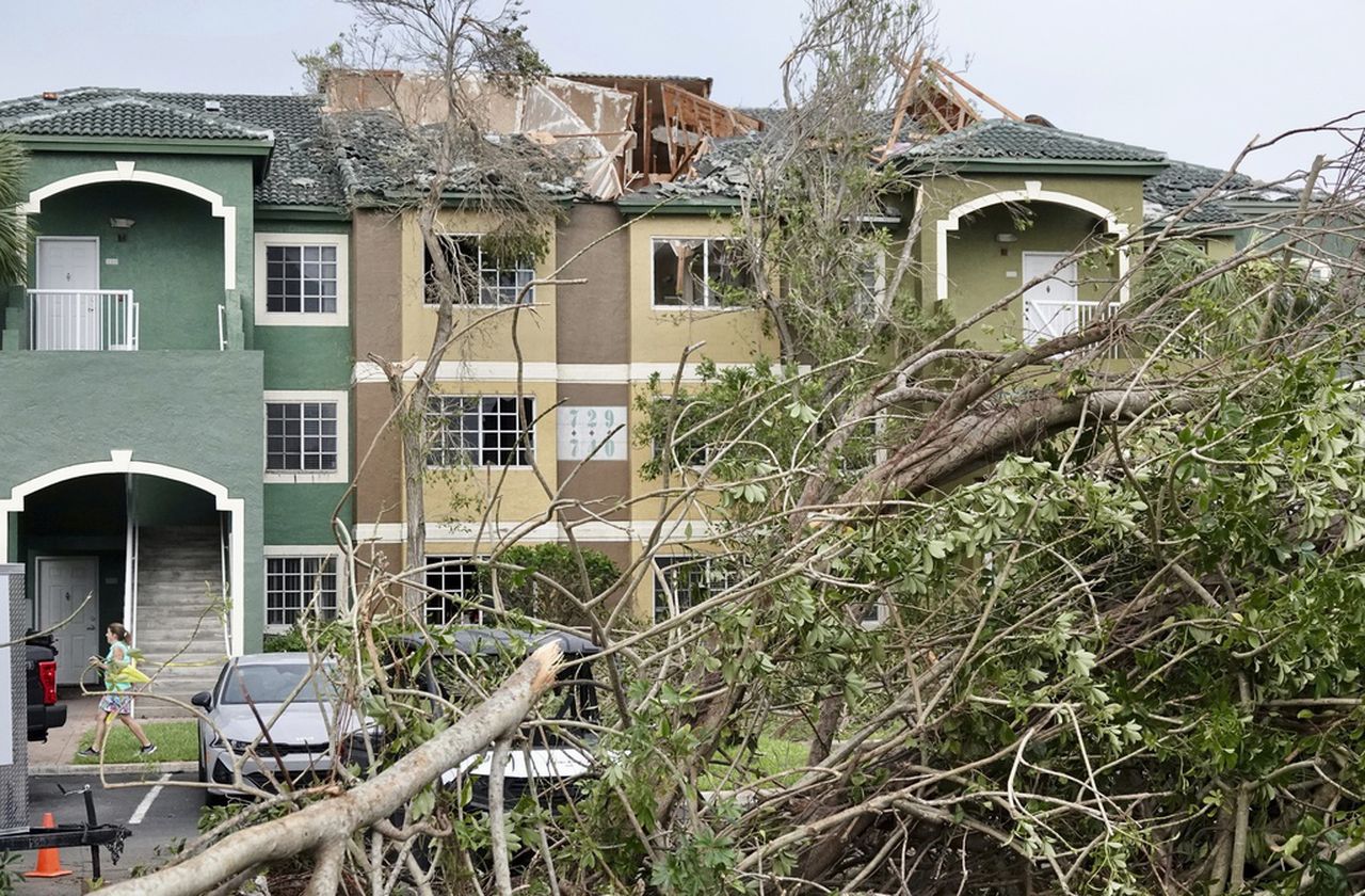 Florida tornado: Cars flipped, homes damaged