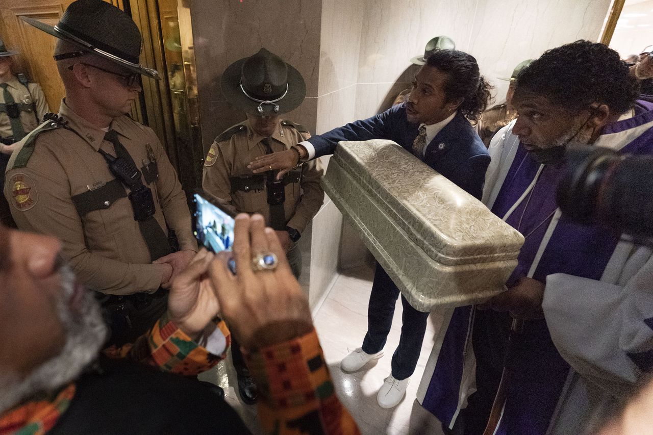 Gun control protesters blocked from bringing child caskets into Tennessee Capitol