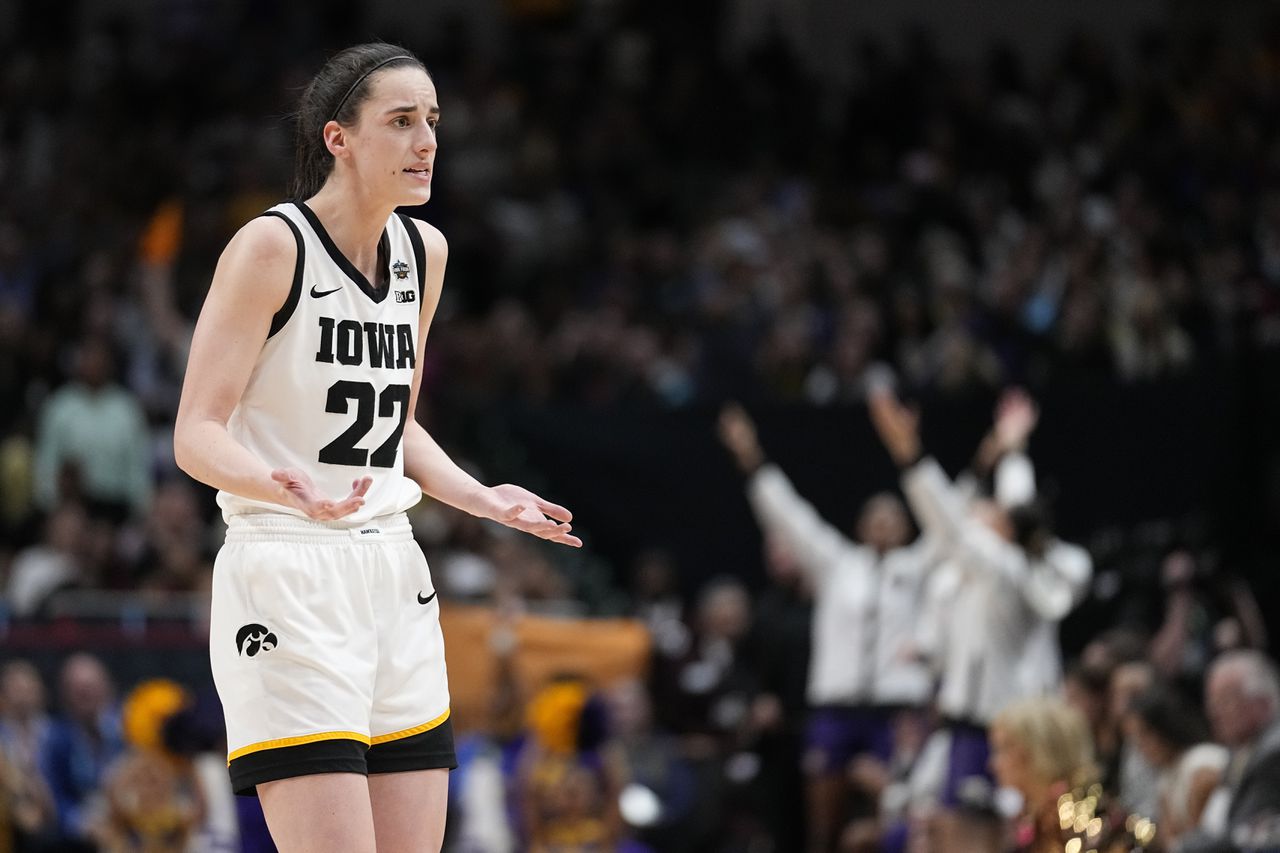 LSU’s Kim Mulkey has message for Iowa’s Caitlin Clark during postgame handshake