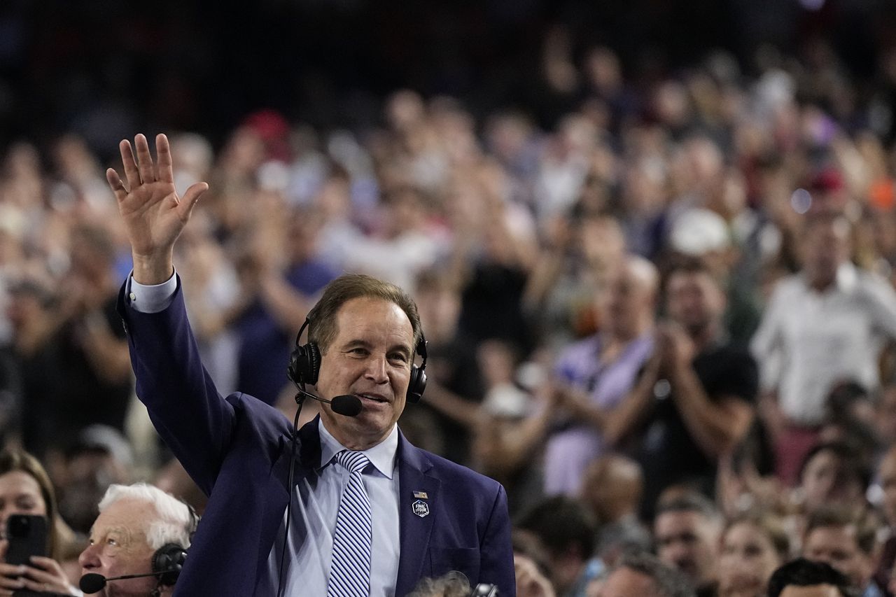 March Madness: Watch Jim Nantz sign-off with farewell message from his last Final Four