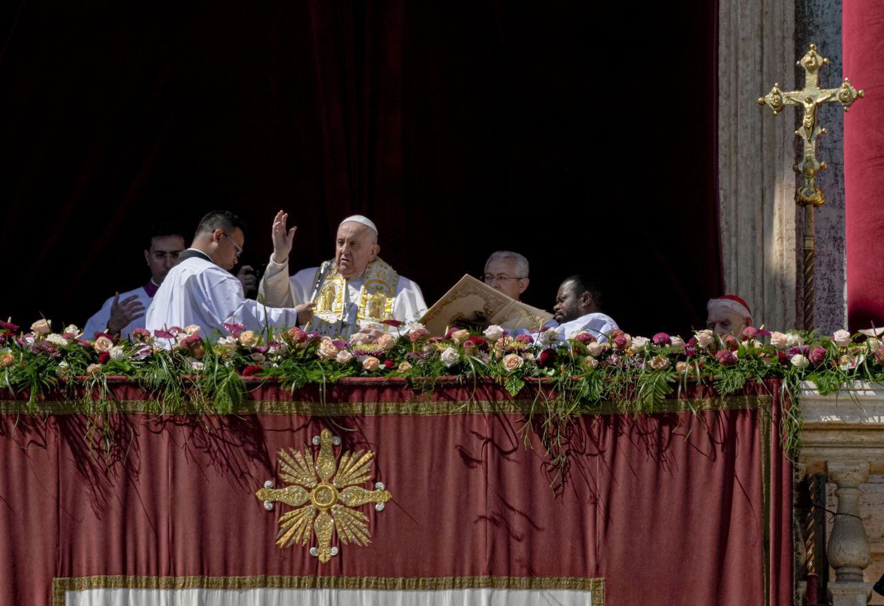 Pope Francis at Easter Mass: Pray for Ukrainian, Russian people, refugees