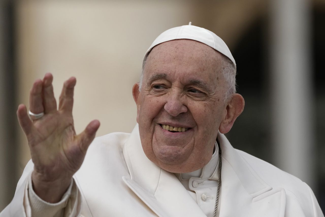 Recovering Pope Francis marks Palm Sunday in Vatican square