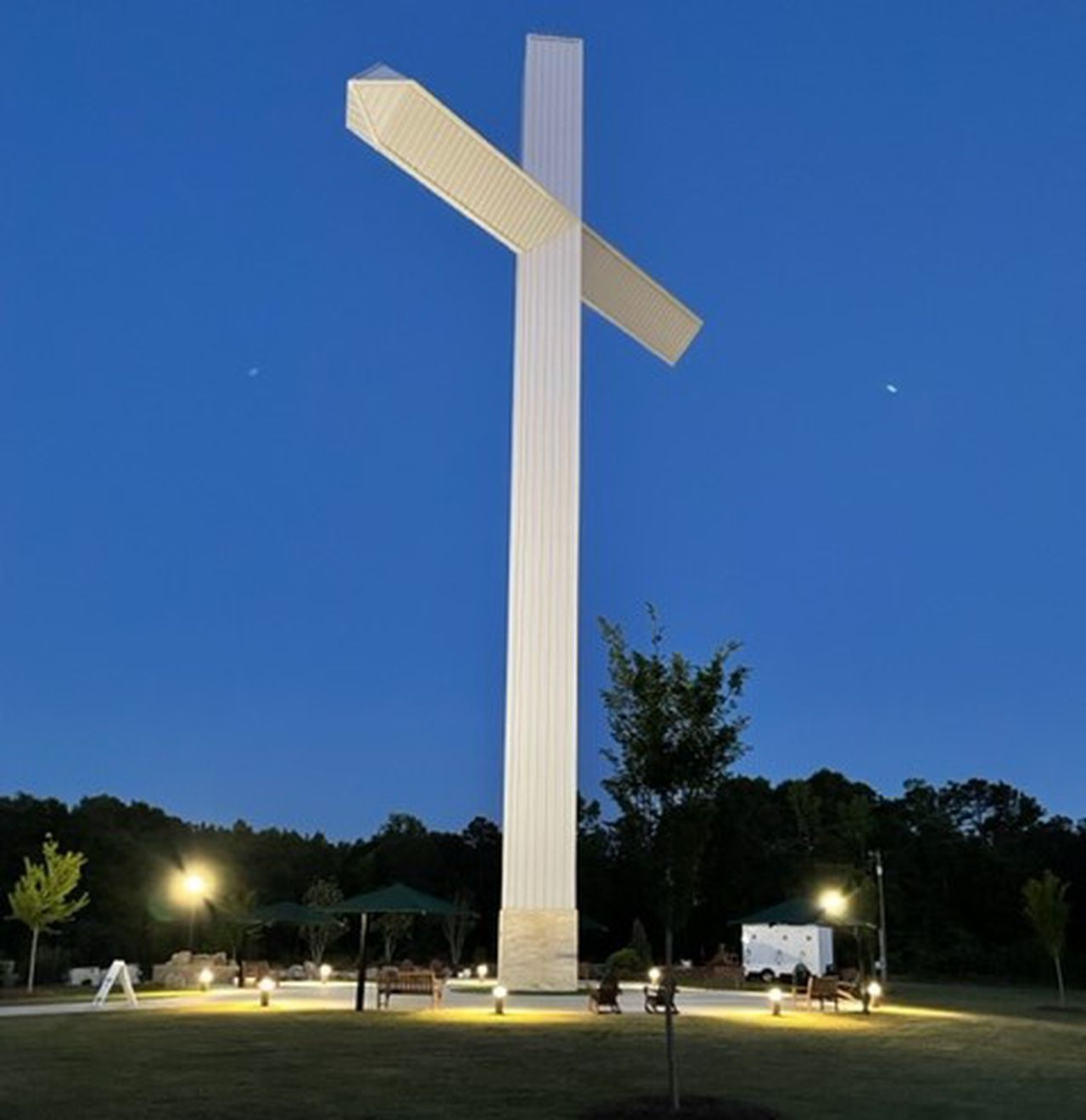 Symbol of grace: 120-foot cross to overlook I-65 in north Alabama