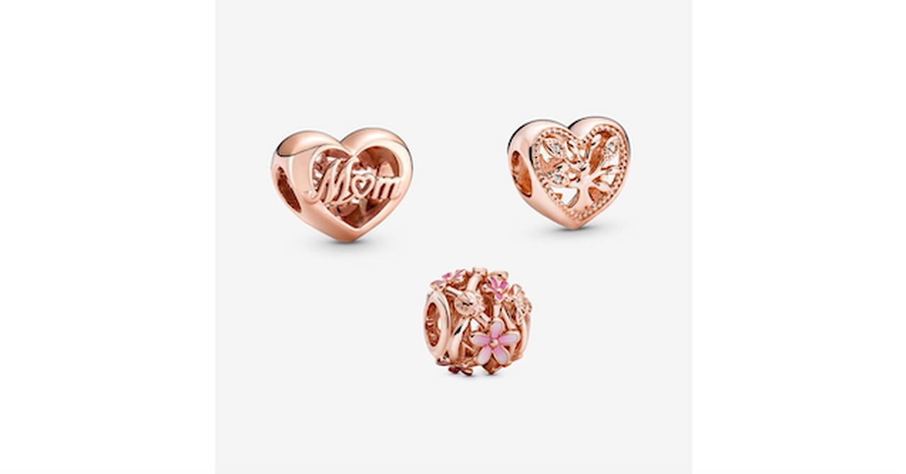 Family Loves Mom Charm Trio