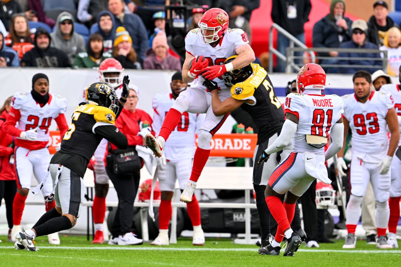 New Jersey Generals tight end Braedon Bowman holds on to the football for a reception