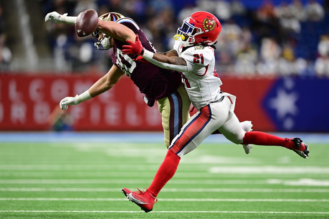 New Jersey Generals defensive back Trae Elston and Michigan Panthers tight end Cole Hikutini battle for a pass