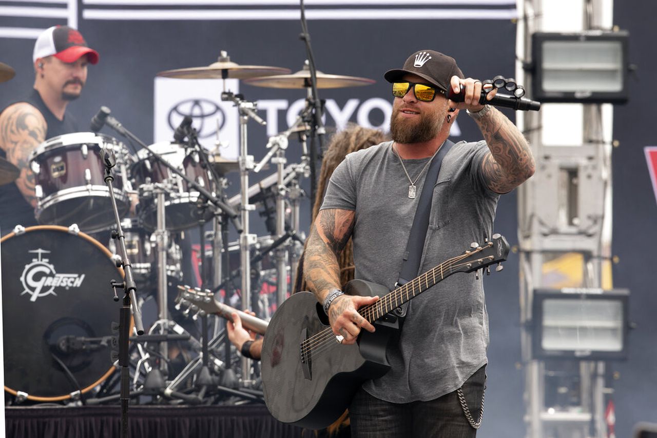 Watch Brantley Gilbert smash Bud Light can thrown on stage at Alabama concert