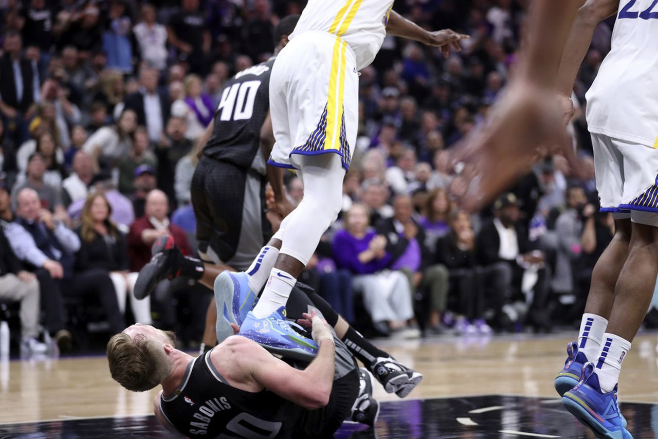 Watch Draymond Green stomp on Domantas Sabonis’ chest, get ejected:  ‘I have to land my foot somewhere’