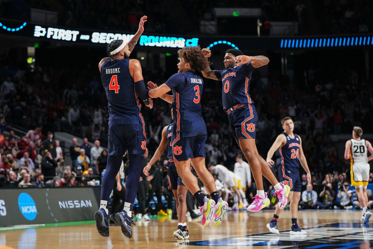 Where does Auburn rank in early top-25 polls for 2023-24 basketball season?