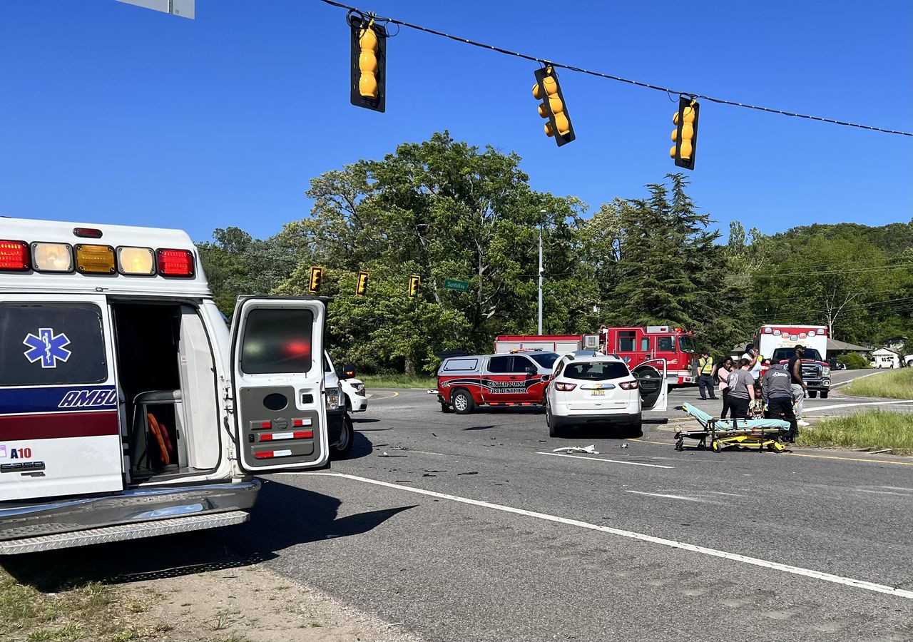 3 children, 2 adults hospitalized after Center Point crash