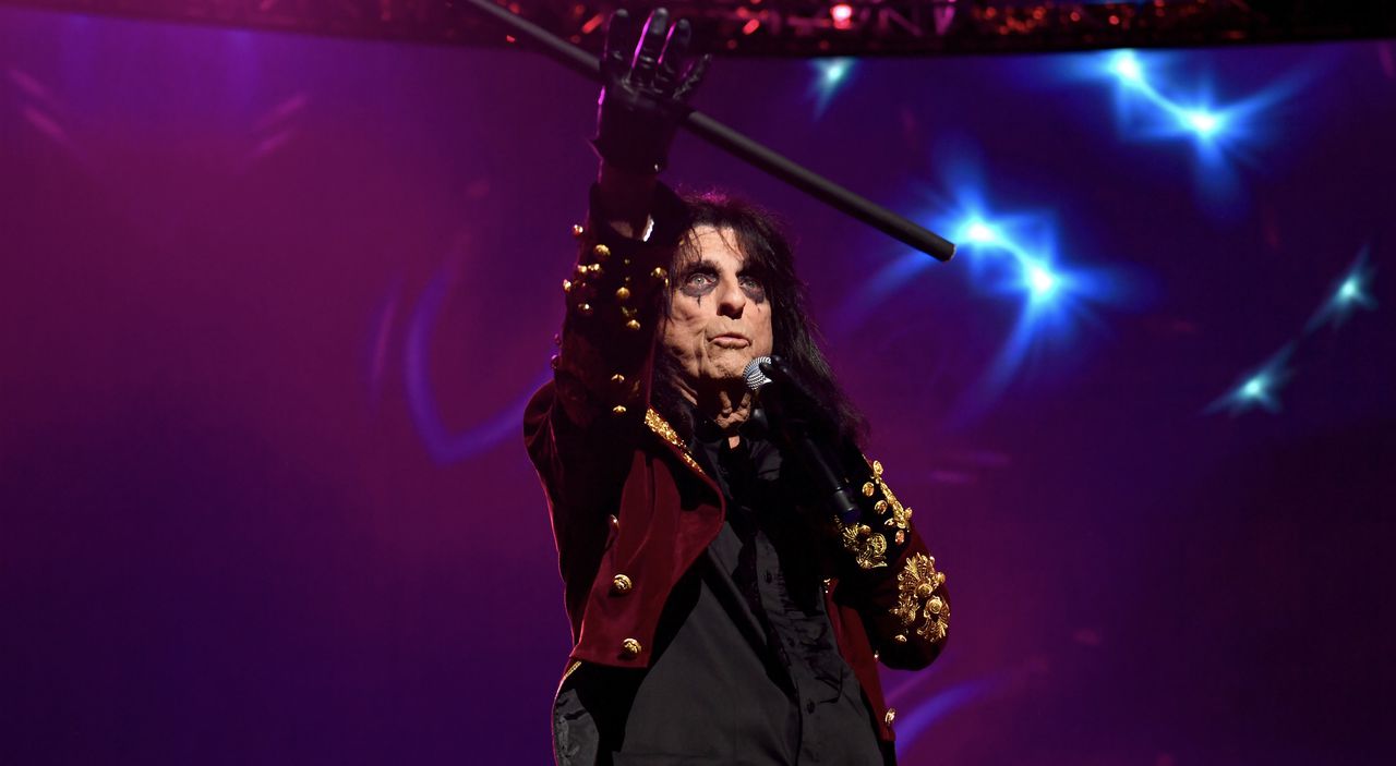 Alice Cooper stops at Alabama barbecue joint while on tour: âSo cool!â