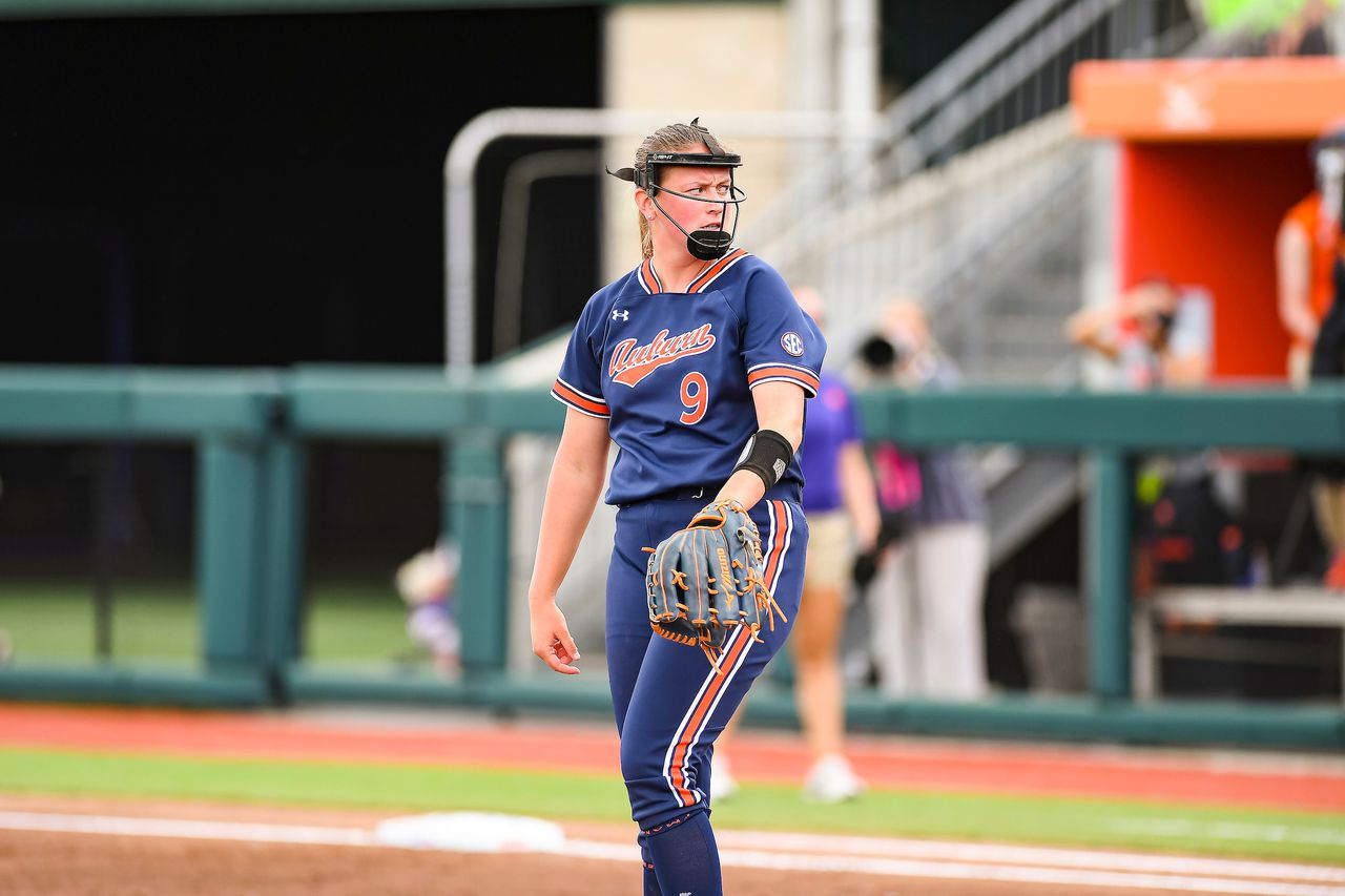 Auburn softball beats Clemson 5-2 to advance to the regional final.