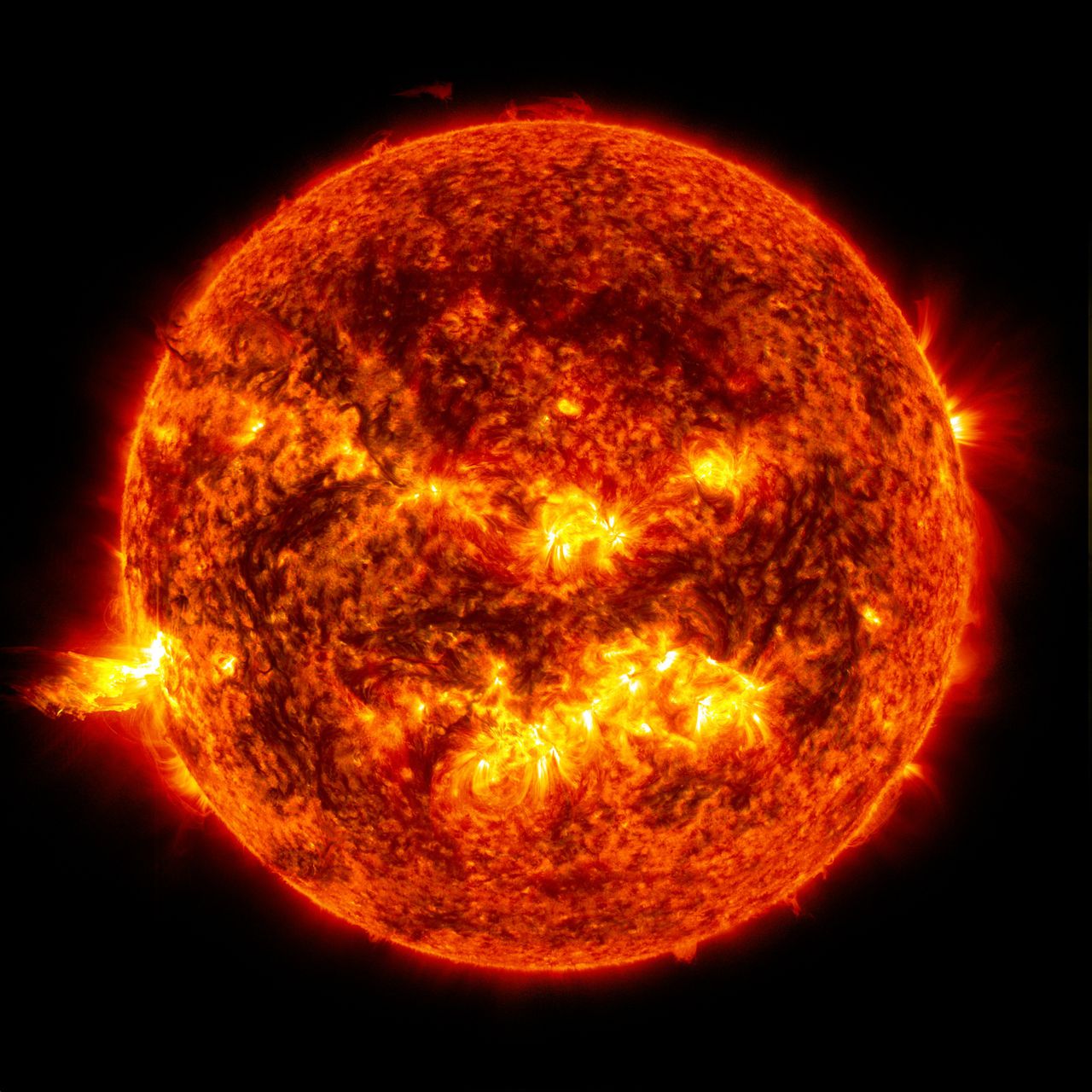 Do you know what color the sun is? Hereâs the answer to the debate taking over Twitter