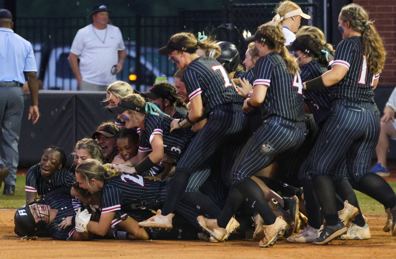 Hewitt-Trussville sweeps Fairhope for third Class 7A title