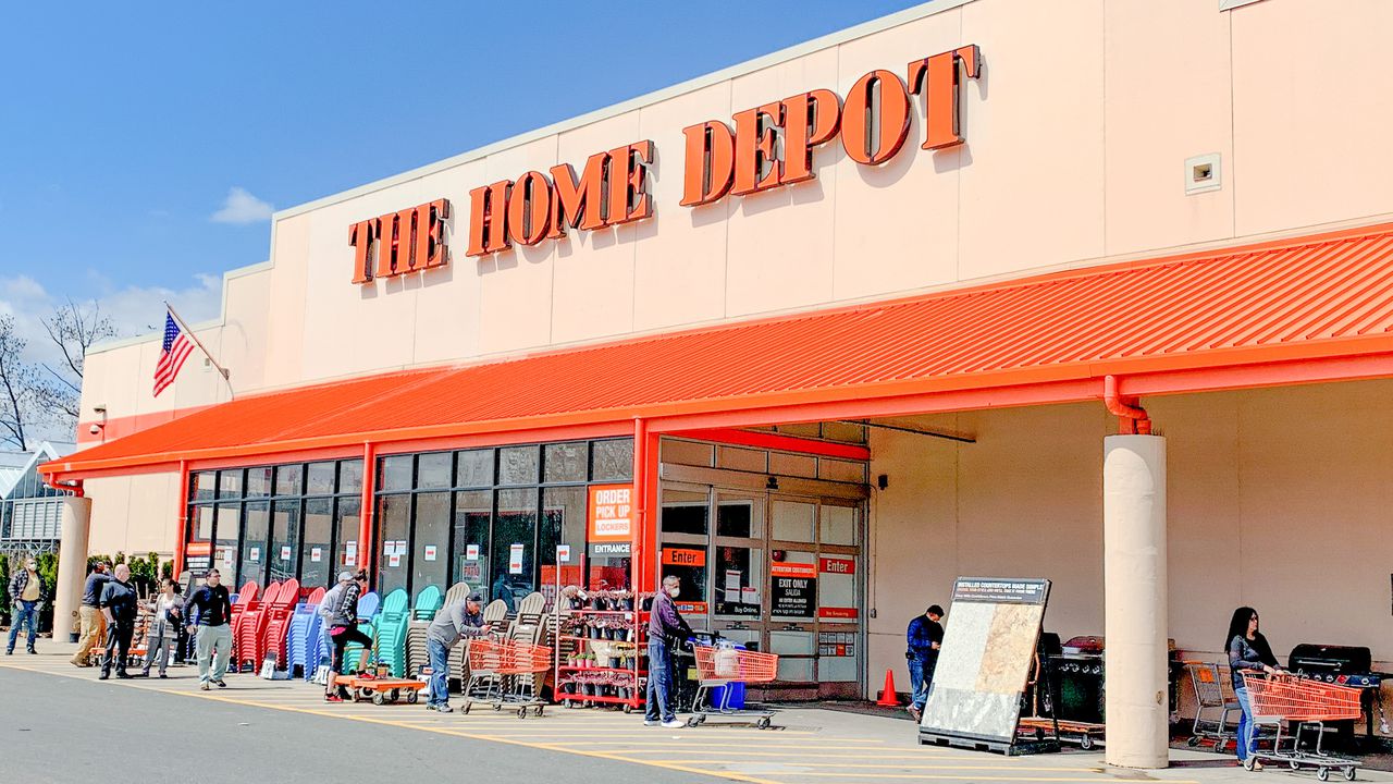 Home Depotâs sales, shares drop for first time since 2009