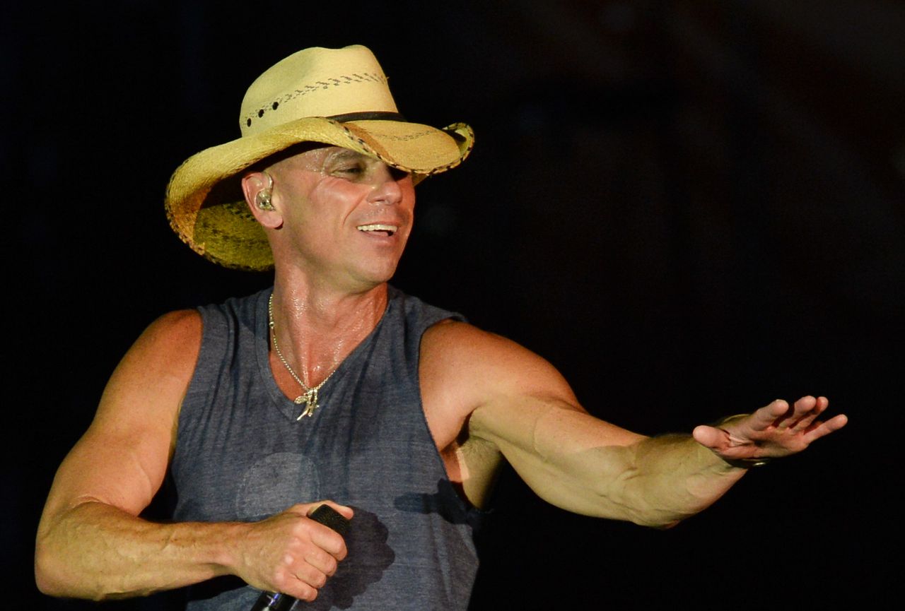 Kenny Chesney pays a surprise visit to the Flora-Bama