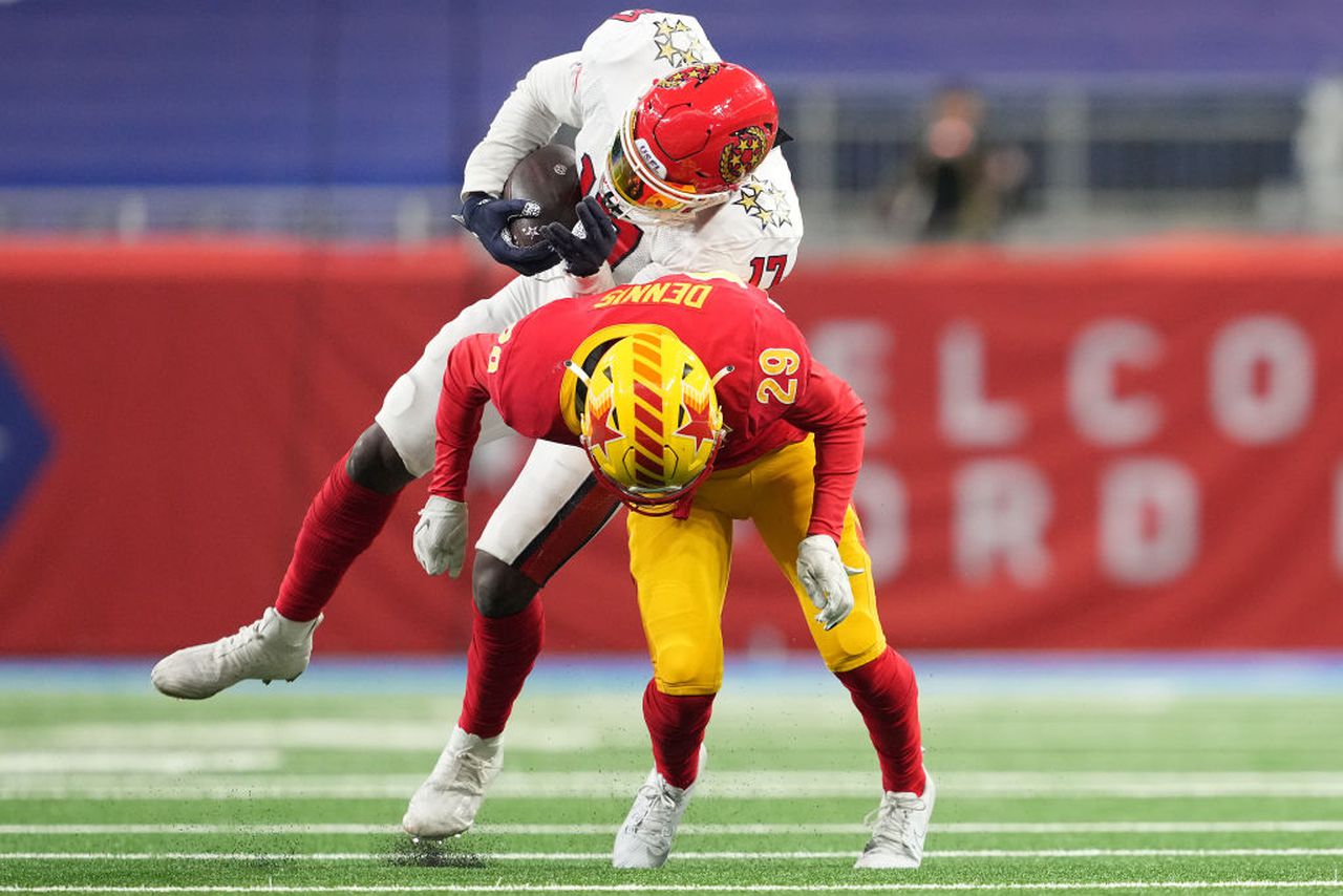 New Jersey Generals tight end Wes Saxton holds on to the football for a reception