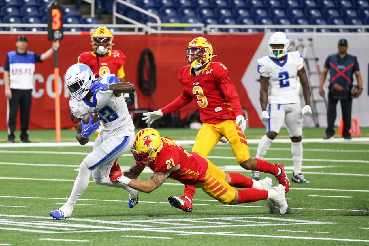 New Orleans Breakers wide receiver Eli Stove runs after making a reception