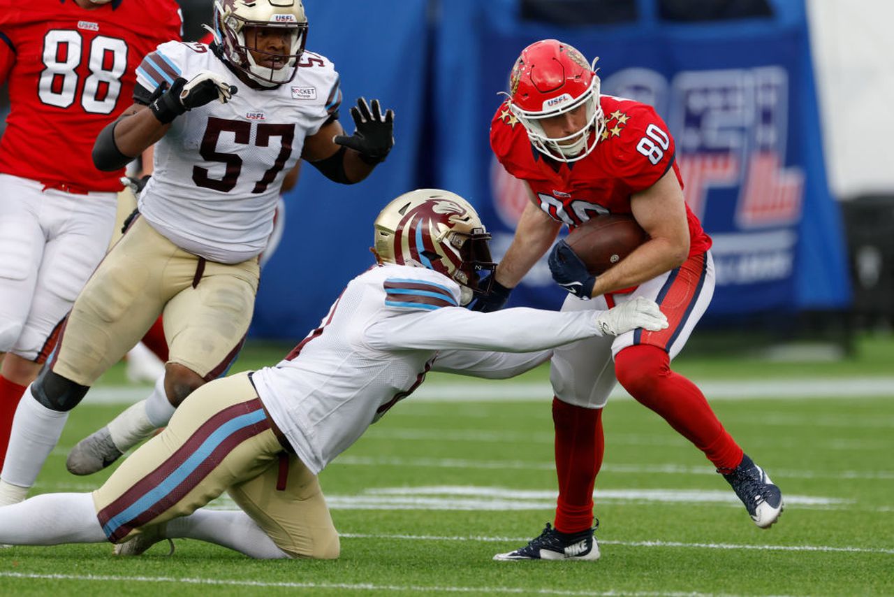 New Jersey Generals tight end Braedon Bowman holds on to the football for a reception