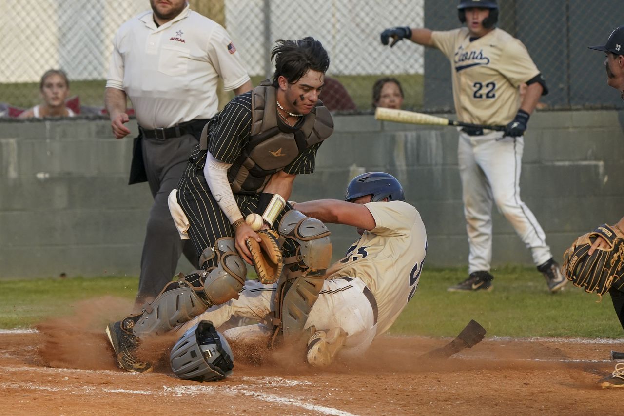 Vincent and Lindsay Lane split Class 2A semifinal doubleheader